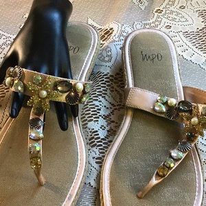 Beautiful prong set beach shell sandals excellent condition size 10